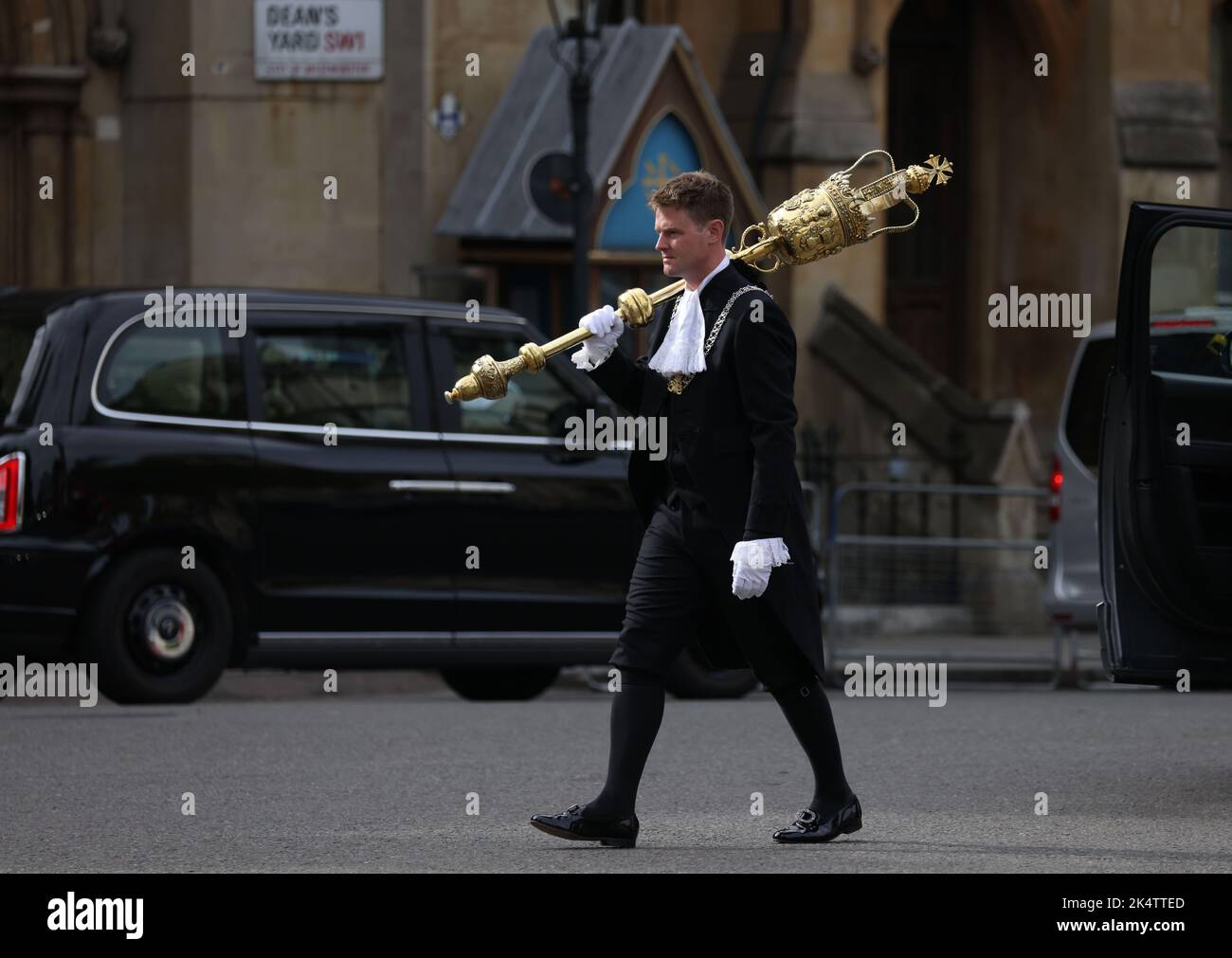 Londres, Royaume-Uni. 03rd octobre 2022. La Mace arrive pour le service et la procession à l'abbaye de Westminster et est suivie d'une réception aux chambres du Parlement, qui est accueillie par le Lord Chancellor (Brandon Lewis). Début de l'année légale, Westminster, Londres, Royaume-Uni sur 3 octobre 2022 Credit: Paul Marriott/Alay Live News Banque D'Images