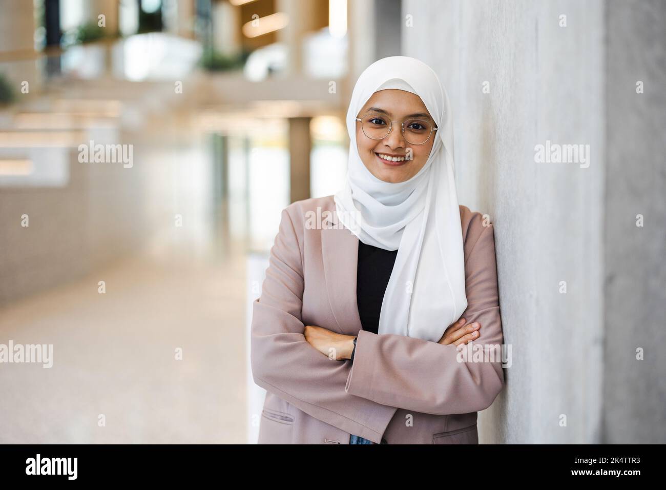 Portrait d'une belle femme musulmane portant le hijab Banque D'Images