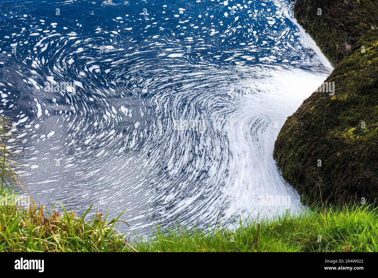 L'eau coule dans des patrons sur la rivière Owenea, Glenties, comté de Donegal, Irlande Banque D'Images
