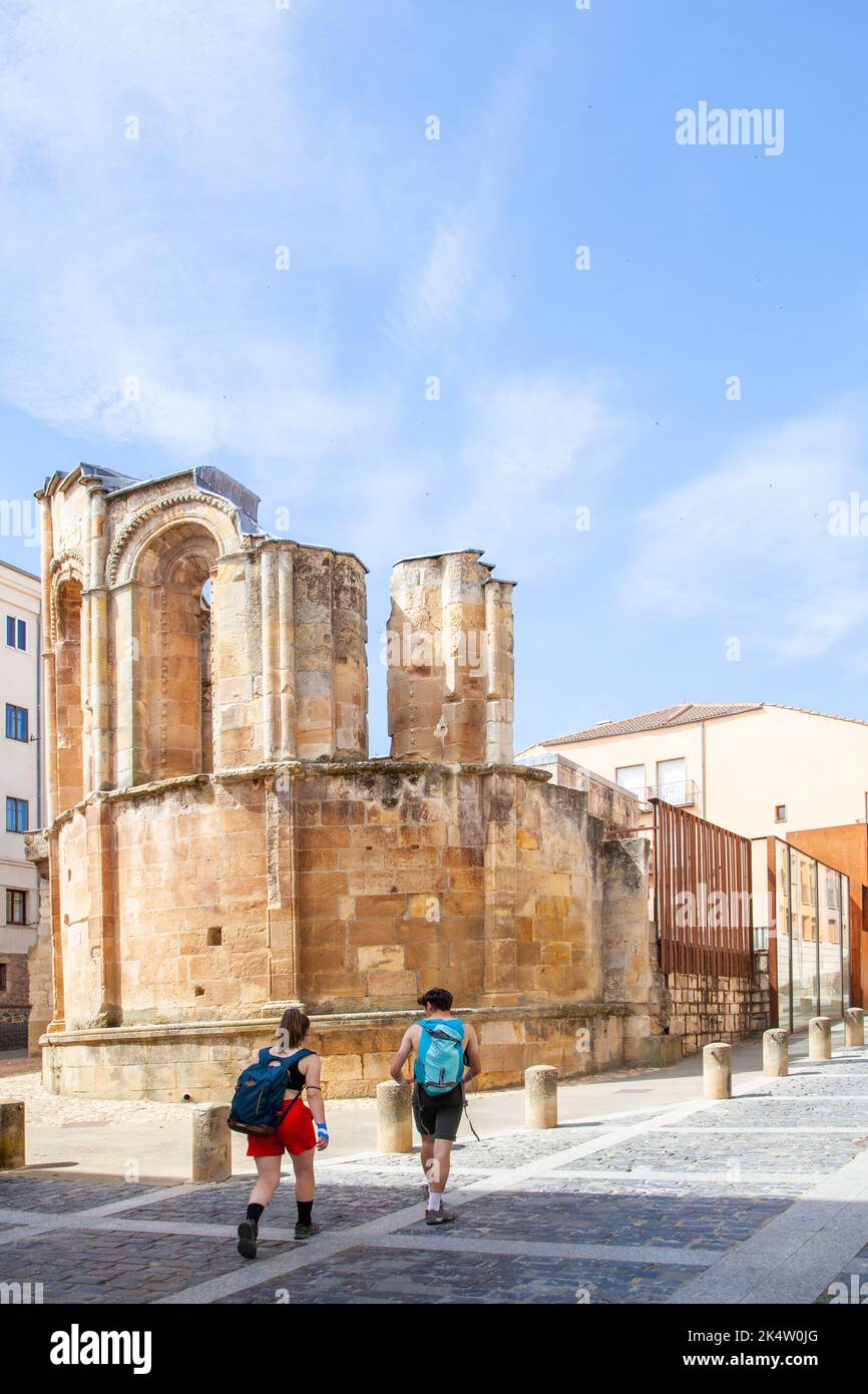 L'église de San Nicolás de Soria n'est aujourd'hui que des vestiges ruinés d'une ancienne église catholique romaine de style roman située à Soria, en Espagne Banque D'Images