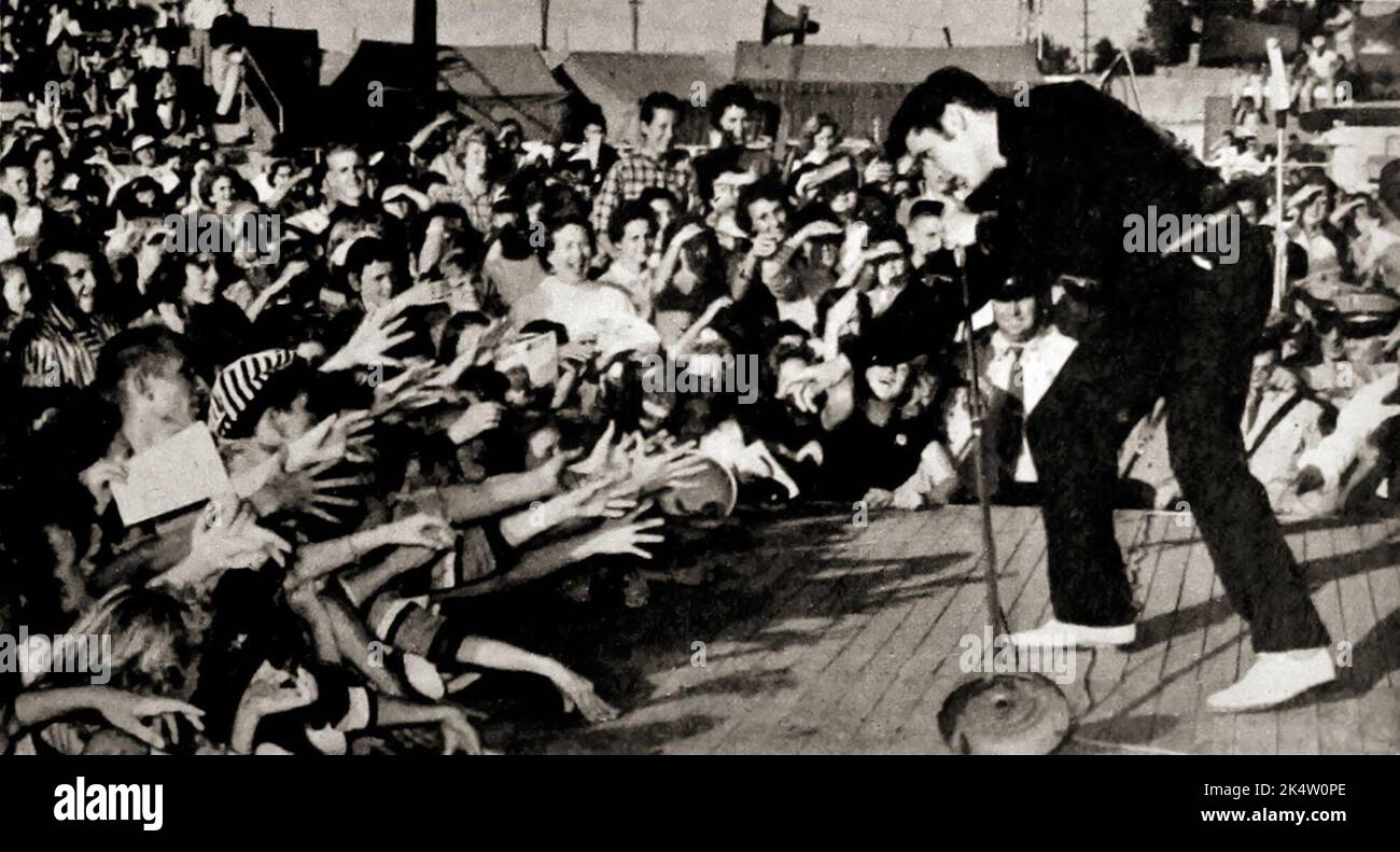 Photo prise de TV radio Mirror, mars 1957 - Elvis en direct au Mississippi-Alabama Fairgrounds à Tupelo, Mississippi. Banque D'Images