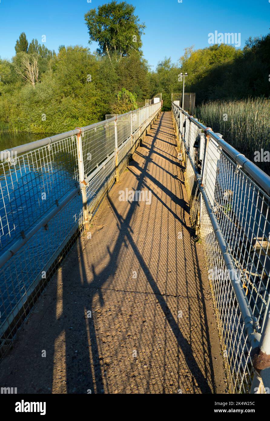 Abingdon-on-Thames est la plus ancienne ville d'Angleterre. Et la Tamise traverse son cœur. Ici, nous voyons la passerelle sur Abingdon Weir Banque D'Images