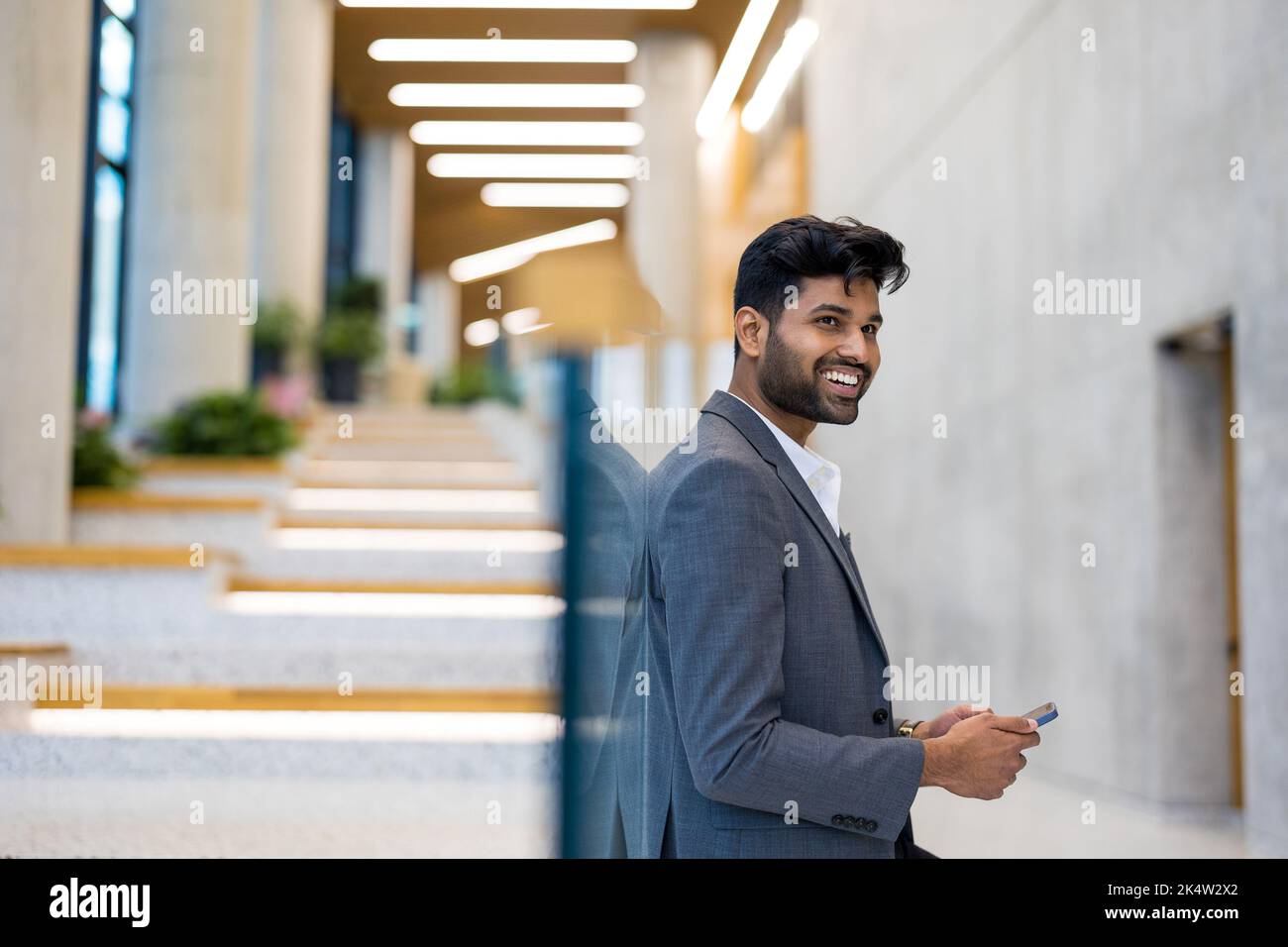 Un jeune homme d'affaires confiant dans un immeuble de bureaux Banque D'Images