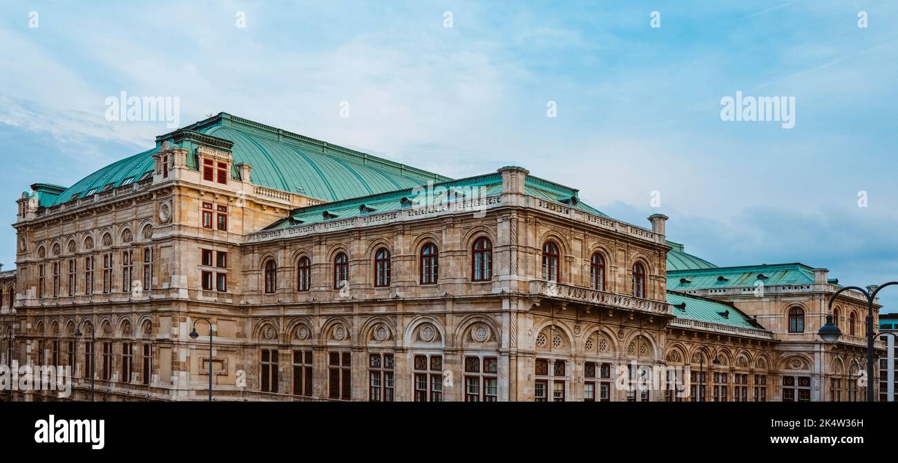 Vue sur la façade latérale et arrière du bâtiment de l'Opéra d'Etat de Vienne, à Vienne, Autriche, dans un format panoramique à utiliser comme bannière web Banque D'Images