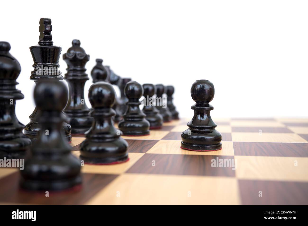 une armée courageuse va d'abord commencer la guerre, un pas en avant des pièces d'échecs noires. Banque D'Images