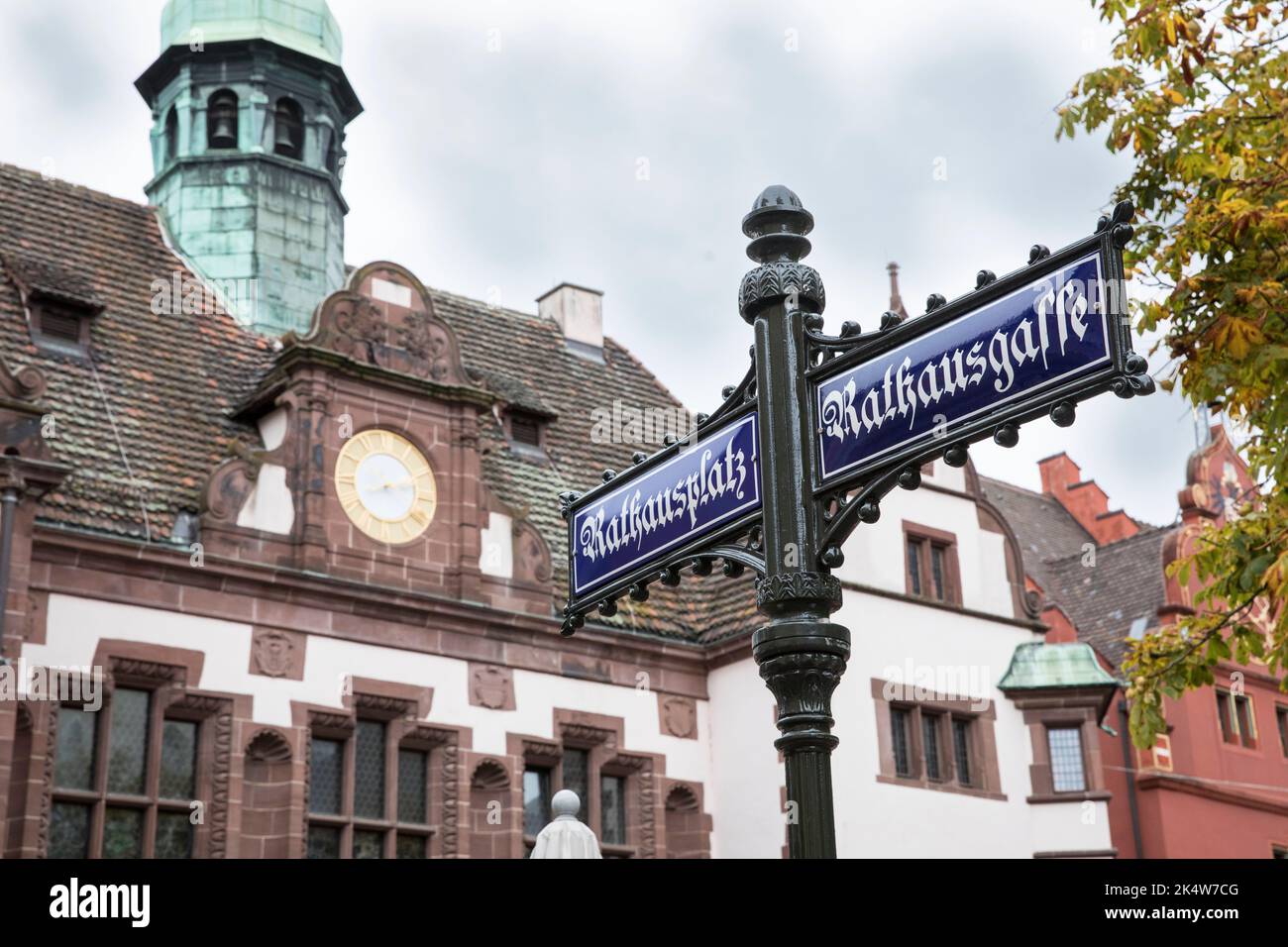 Panneaux de rue en face de l'hôtel de ville dans la ville historique, Freiburg im Breisgau, Bade-Wurtemberg, Allemagne. Le siège de l'hôtel se trouve dans la partie de la rue Banque D'Images