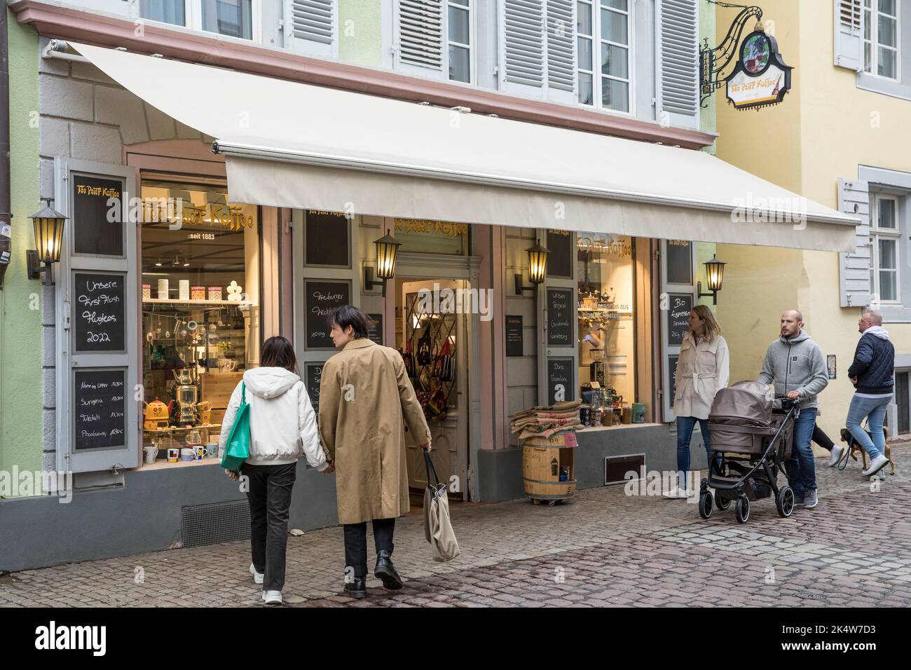 café Rostère Tee Peter Kaffee dans la rue Schuster dans la ville historique, Freiburg im Breisgau, Bade-Wurtemberg, Allemagne. Kaffeeroesterei Tee Peter Banque D'Images