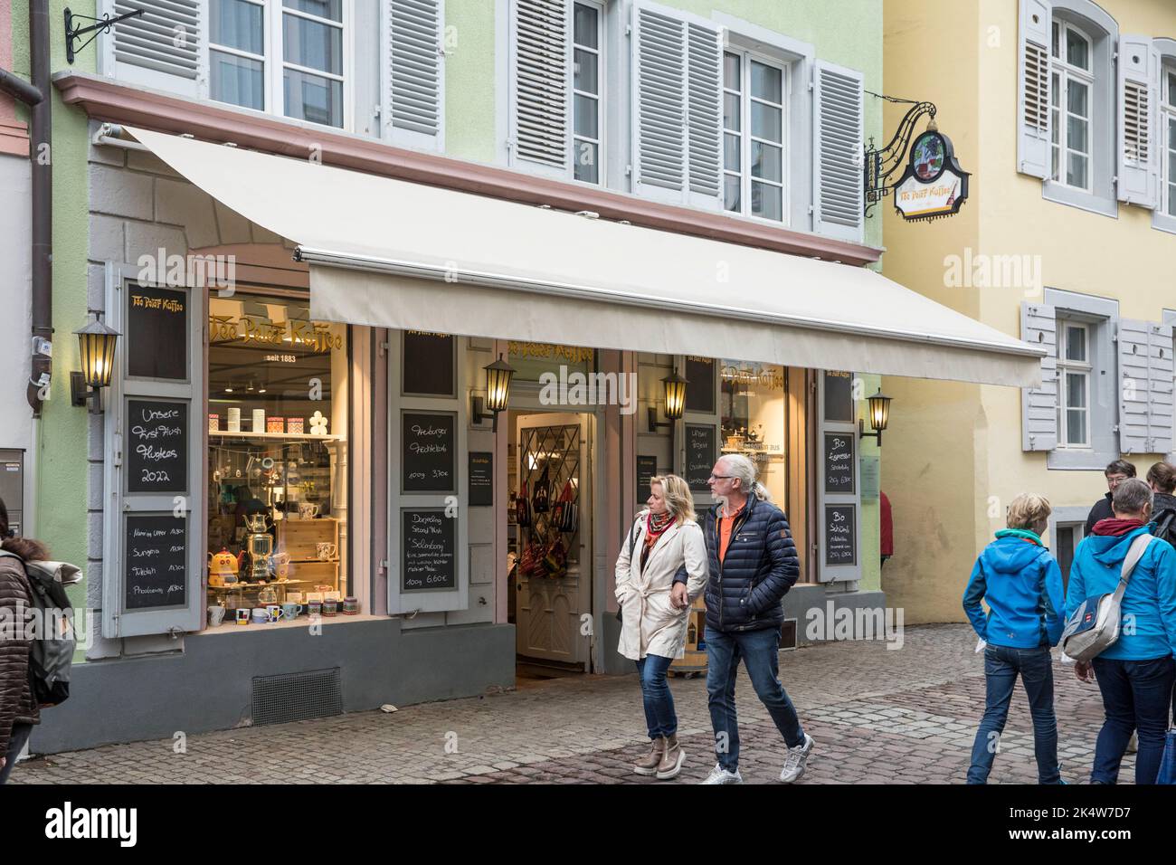 café Rostère Tee Peter Kaffee dans la rue Schuster dans la ville historique, Freiburg im Breisgau, Bade-Wurtemberg, Allemagne. Kaffeeroesterei Tee Peter Banque D'Images