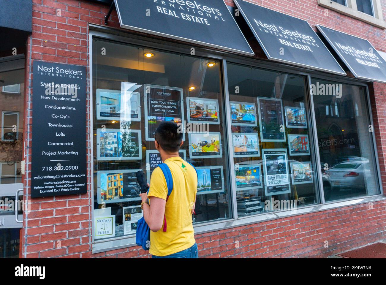 New York City, NY, Etats-Unis, Street Scene, Homme regardant dans la fenêtre, annonces, Real Etate Office, Store Front, Brooklyn, Williamsburg Banque D'Images