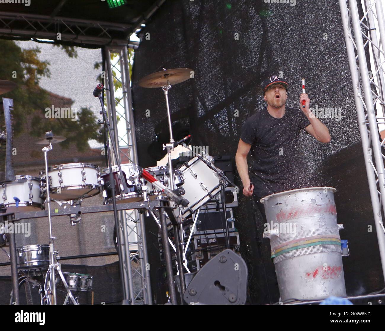 3 octobre 2022, Strausberg, MÃ¤rkisch Oderland dans le Brandebourg, Allemagne: Strausberg: La photo montre le batteur Basti Reznicek (fils du bassiste silly JÃ¤cki Reznicek) du groupe Stamping feet sur la scène de la place du marché pendant le festival de la vieille ville de Strausberg. (Credit image: © Simone Kuhlmey/Pacific Press via ZUMA Press Wire) Banque D'Images