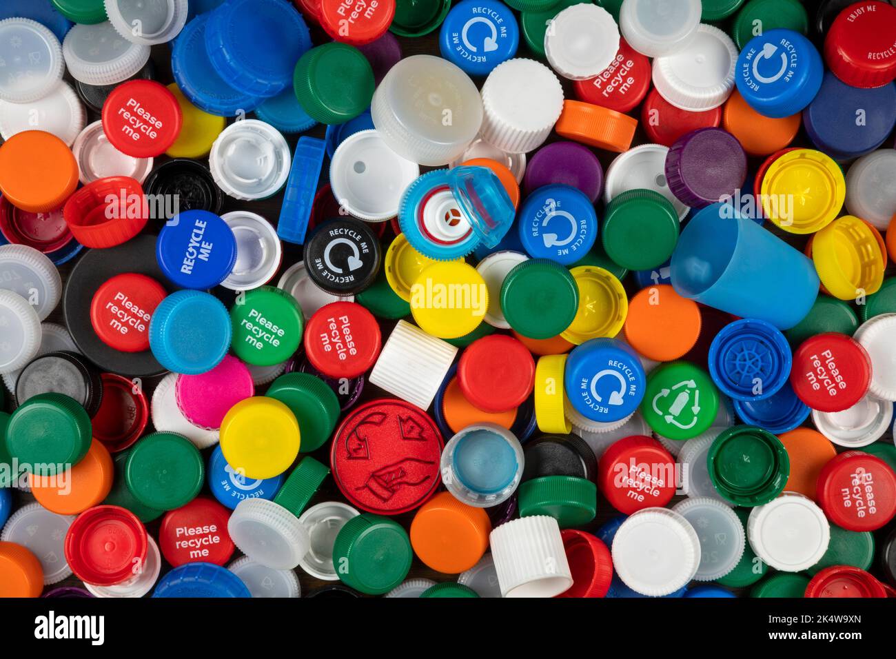 Bouchons de bouteille en plastique coloré pour le recyclage. Banque D'Images