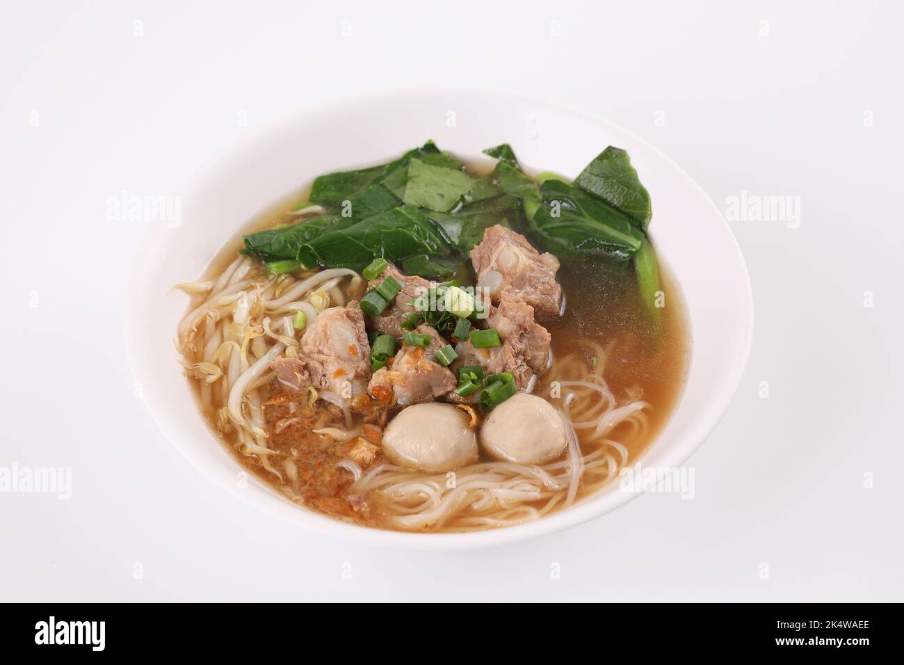 Cuisine thaïlandaise locale, Noodle avec boule de viande et porc isolé dans fond blanc Banque D'Images