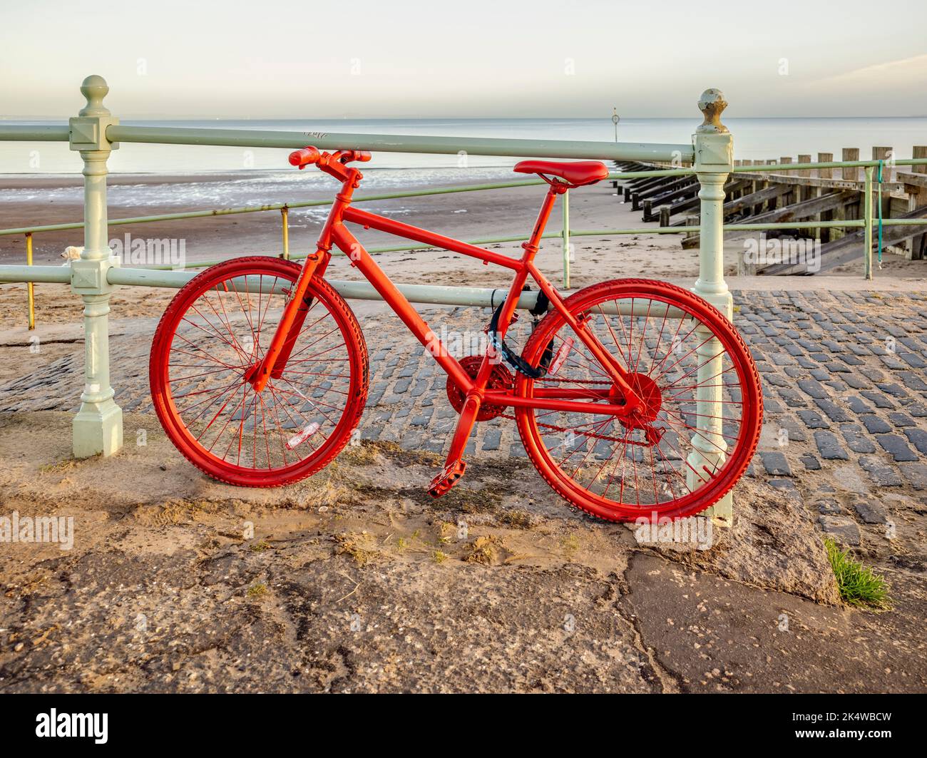 Vélo rouge vif à Portobello Promenade, Édimbourg, Écosse, Royaume-Uni Banque D'Images