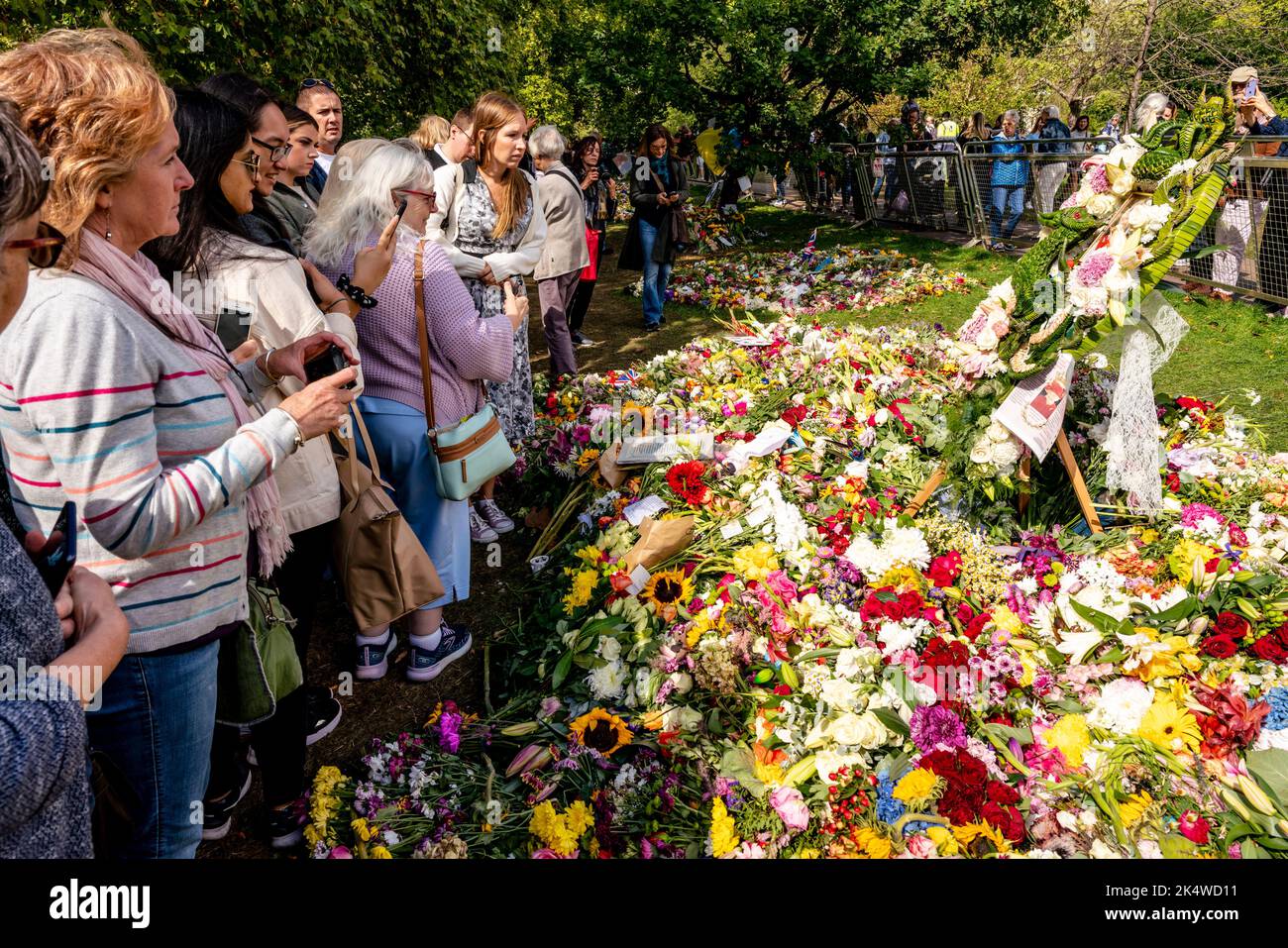 Les Britanniques regardent les Hommages floraux de la reine Elizabeth II dans le jardin d'hommage floral de Green Park, Londres, Royaume-Uni Banque D'Images