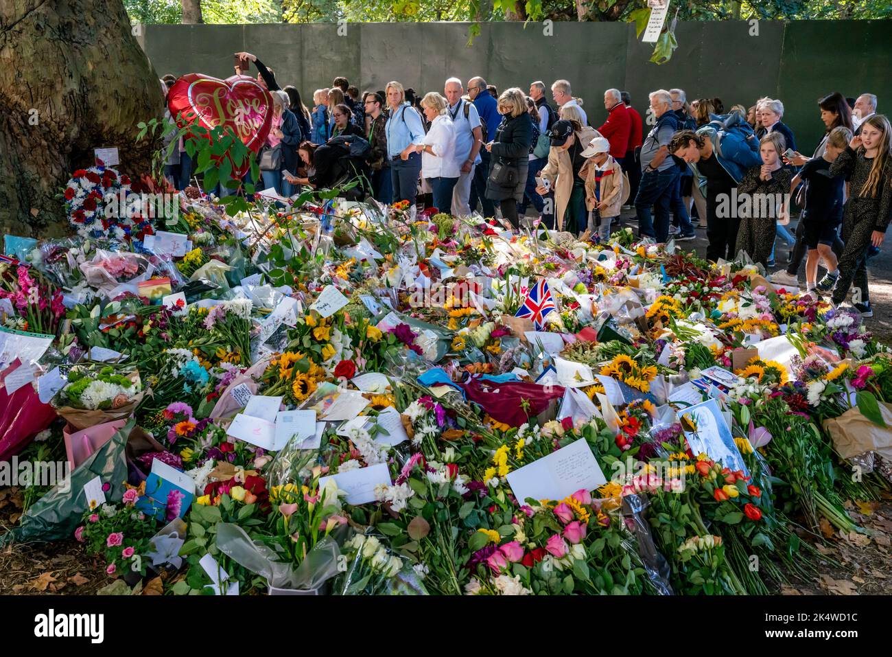 Les Britanniques regardent les Hommages floraux de la reine Elizabeth II dans le jardin d'hommage floral de Green Park, Londres, Royaume-Uni Banque D'Images