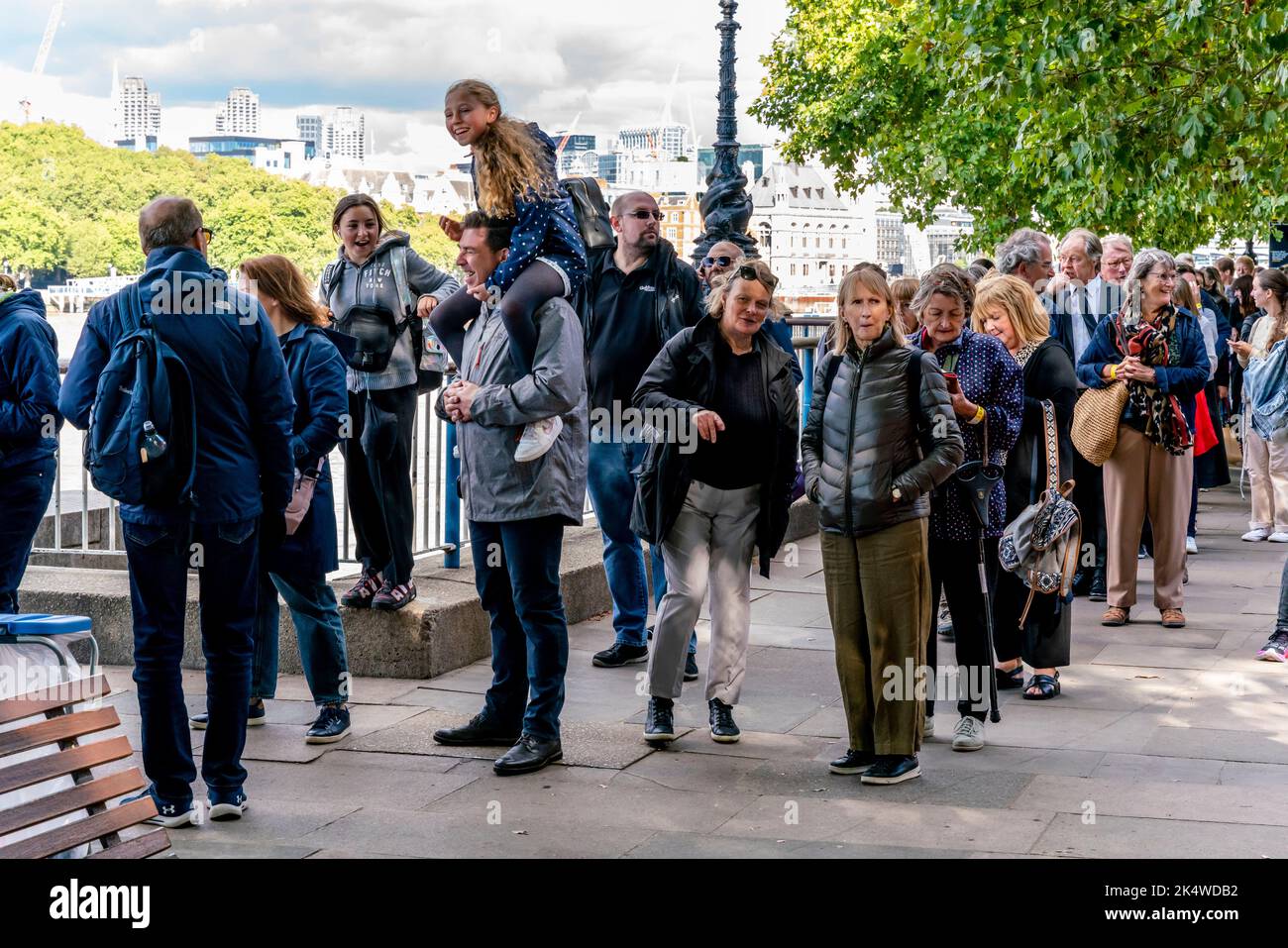Les Britanniques et les gens du monde entier font la queue le long de la Southbank pour voir la Reine dans l'État à Westminster Hall, Londres, Royaume-Uni. Banque D'Images