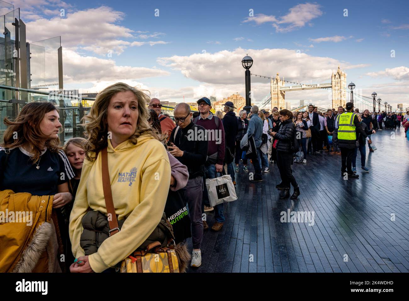 En remontant jusqu'au Tower Bridge, les Britanniques et les gens du monde entier font la queue pour voir la Reine gisant dans l'État à Westminster Hall, Londres, Royaume-Uni Banque D'Images