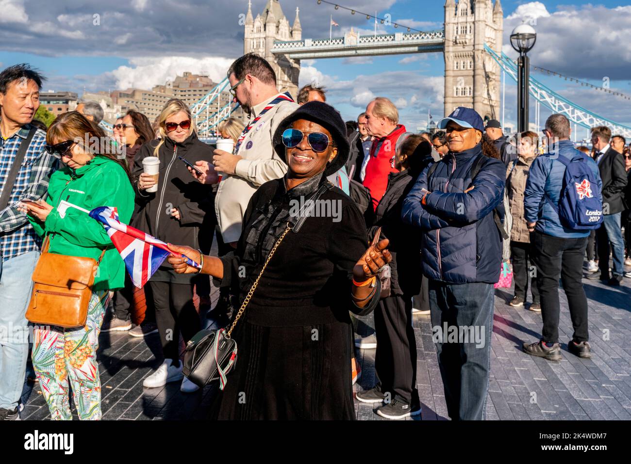 En remontant jusqu'au Tower Bridge, les Britanniques et les gens du monde entier font la queue pour voir la Reine gisant dans l'État à Westminster Hall, Londres, Royaume-Uni Banque D'Images