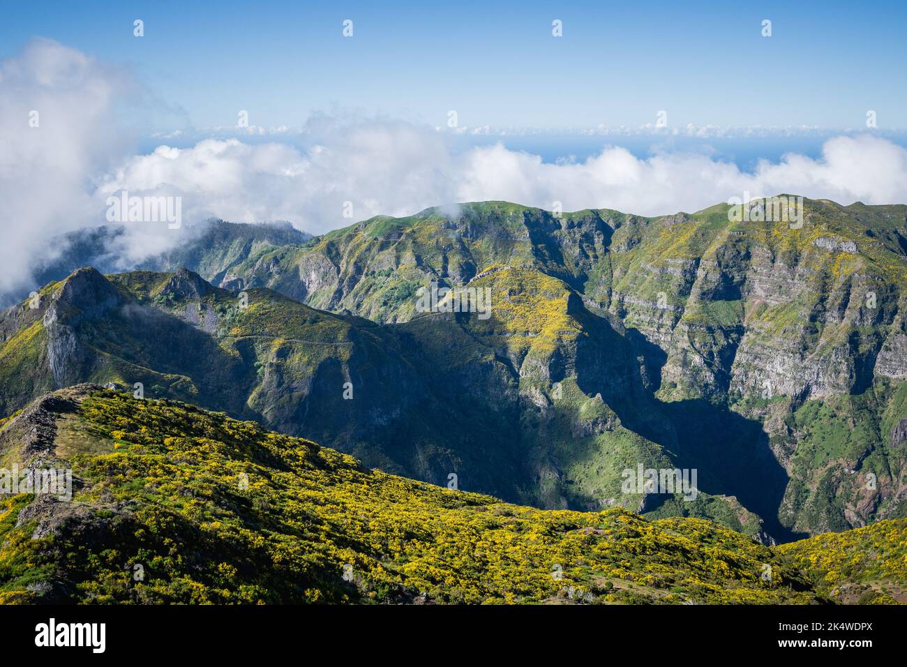 Vue aérienne des nuages sur la chaîne de montagnes intérieure, Madère, Portugal Banque D'Images