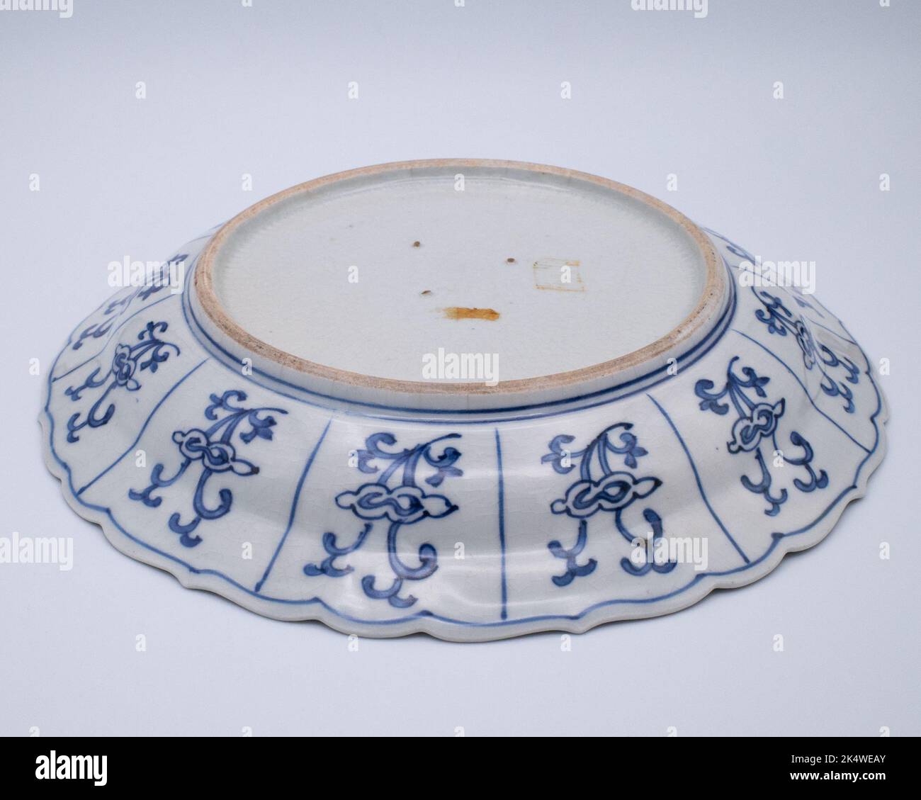 Plat, plat peu profond - Bleu et blanc, fuyo-de - porcelaine - oiseau - Antique Japanese Kraak style plat en porcelaine avec bordure festonnée - Japon - période Edo Banque D'Images