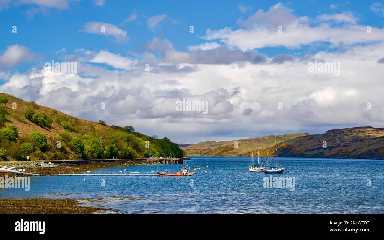 Bateaux ancrés près de Carbost sur le Loch Harport, île de Skye, Hébrides intérieures, Écosse, Royaume-Uni Banque D'Images