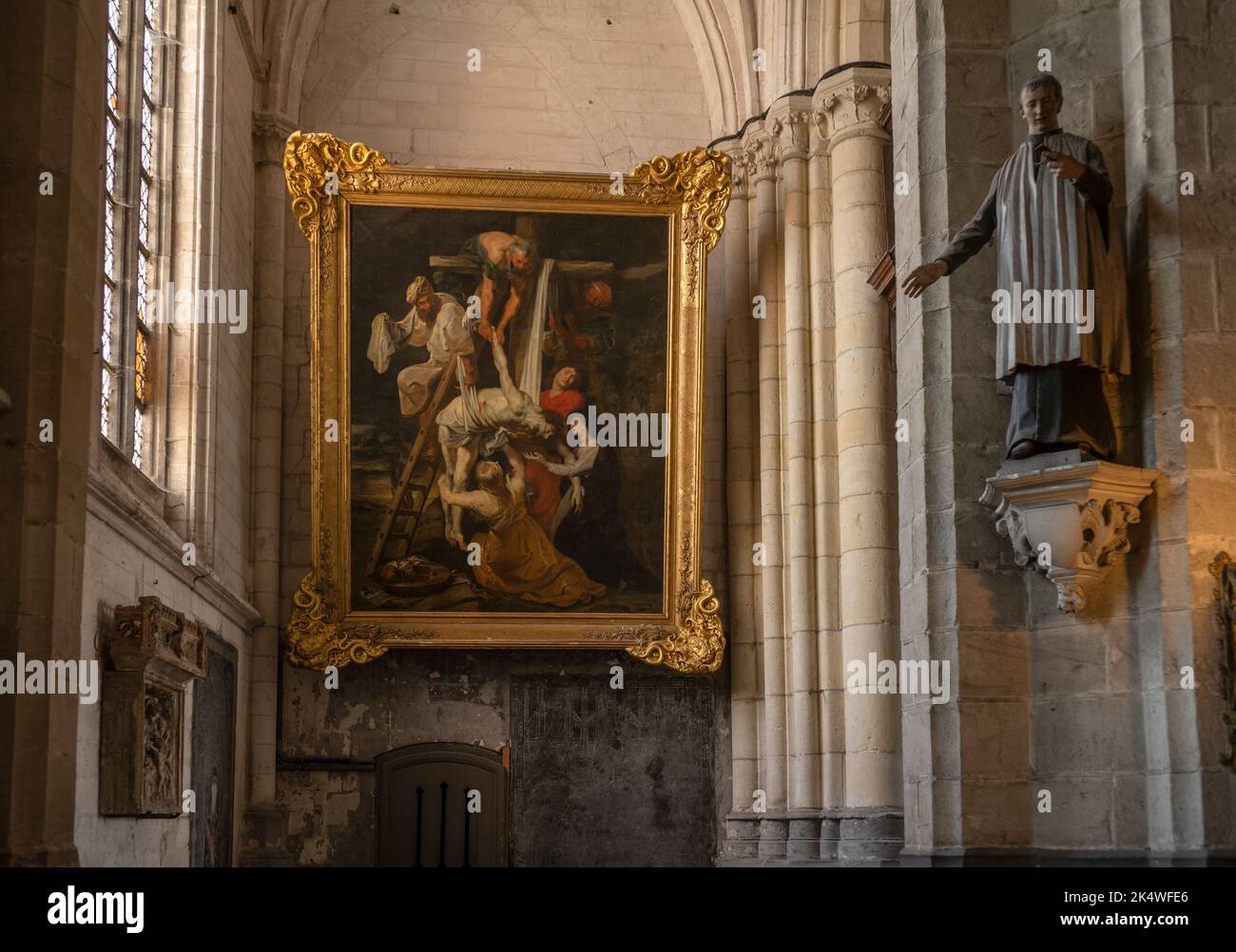 Cathédrale Saint-Omer pas de Calais France septembre 2022 peinture de la descente de la Croix par Peter Paul Rubens à la cathédrale Saint-Omer, 1616 Sai Banque D'Images