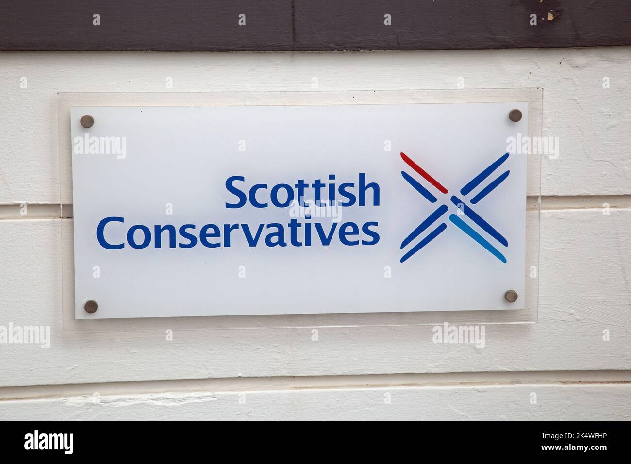 Ayr, Ayrshire, Écosse, 27 septembre 2022, un conservateur écossais signe. Banque D'Images