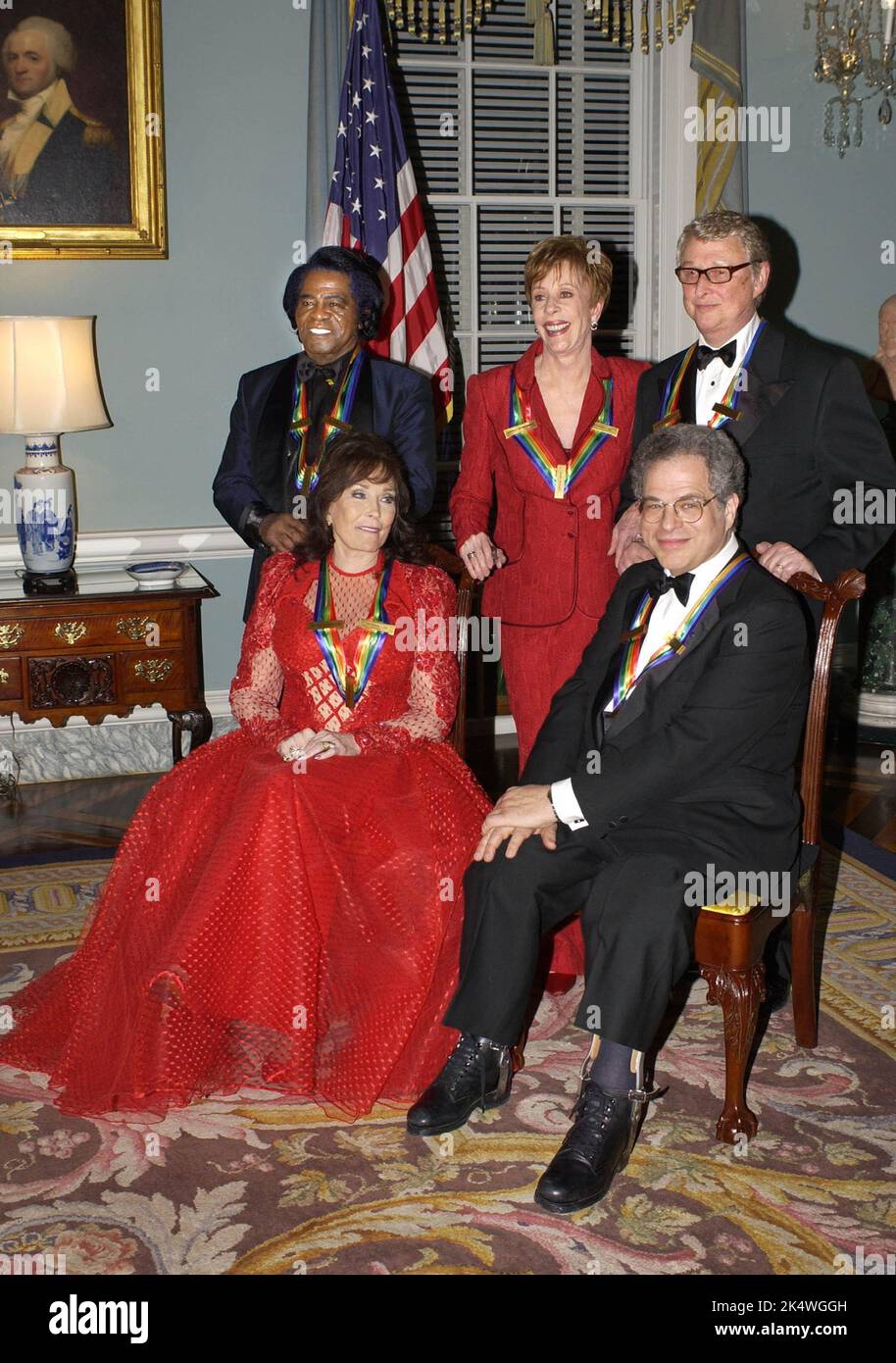 **PHOTO DE FICHIER** Loretta Lynn est décédée. Il a été annoncé aujourd'hui que le célèbre réalisateur Mike Nichols est décédé subitement mercredi, à 20 novembre 2014, à l'âge de 83 ans. Dans ce fichier photo de 6 décembre 2003 il est photographié avec d'autres honorés, dans le sens des aiguilles d'une montre de premier plan à gauche, la chanteuse Loretta Lynn, la chanteuse James Brown, le comédien Carol Burnett, le réalisateur Mike Nichols, Et violoniste Itzhak Perlman. Crédit: Robert Trippett - piscine via CNP /MediaPunch Banque D'Images