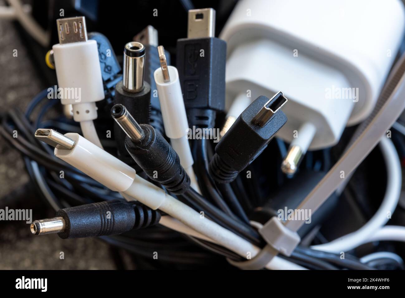 Schwerin, Allemagne. 04th octobre 2022. Un ensemble de câbles de charge différents pour les appareils électriques tels que les téléphones cellulaires ou les ordinateurs portables. Il y aura des câbles de charge uniformes dans l'UE à partir de 2024. Le Parlement européen a approuvé la norme de charge USB-C uniforme pour les smartphones et de nombreux autres appareils. Credit: Jens Büttner/dpa/Alay Live News Banque D'Images