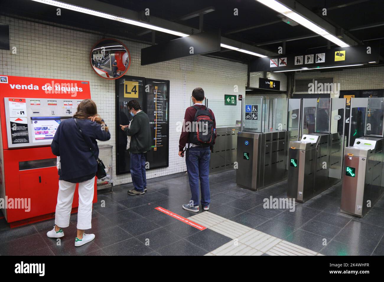 BARCELONE, ESPAGNE - 6 OCTOBRE 2021 : les passagers utilisent des guichets dans le métro de Barcelone, en Espagne. Le métro de Barcelone est un réseau de transport électrique rapide Banque D'Images