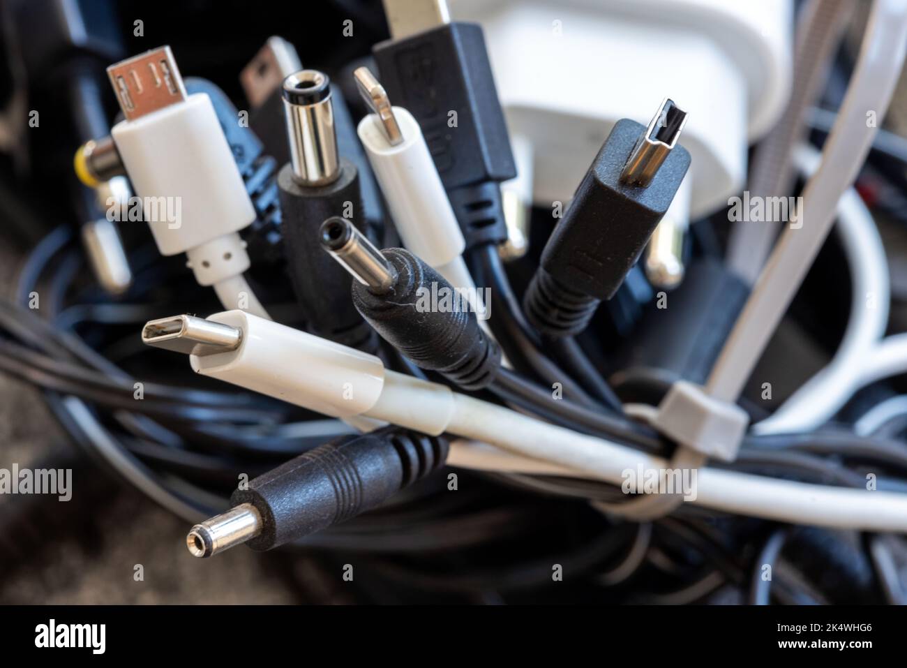 Schwerin, Allemagne. 04th octobre 2022. Un ensemble de câbles de charge différents pour les appareils électriques tels que les téléphones cellulaires ou les ordinateurs portables. Il y aura des câbles de charge uniformes dans l'UE à partir de 2024. Le Parlement européen a approuvé la norme de charge USB-C uniforme pour les smartphones et de nombreux autres appareils. Credit: Jens Büttner/dpa/Alay Live News Banque D'Images