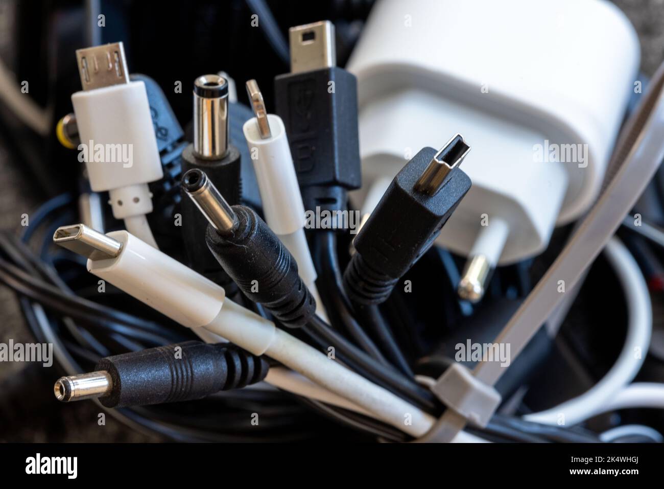 Schwerin, Allemagne. 04th octobre 2022. Un ensemble de câbles de charge différents pour les appareils électriques tels que les téléphones cellulaires ou les ordinateurs portables. Il y aura des câbles de charge uniformes dans l'UE à partir de 2024. Le Parlement européen a approuvé la norme de charge USB-C uniforme pour les smartphones et de nombreux autres appareils. Credit: Jens Büttner/dpa/Alay Live News Banque D'Images