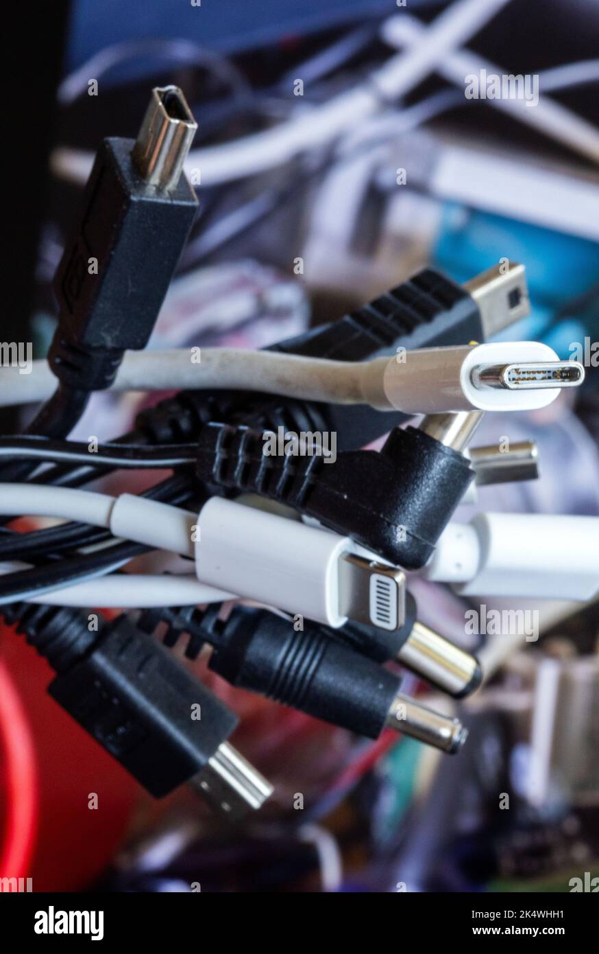 Schwerin, Allemagne. 04th octobre 2022. Un ensemble de câbles de charge différents pour les appareils électriques tels que les téléphones cellulaires ou les ordinateurs portables. Il y aura des câbles de charge uniformes dans l'UE à partir de 2024. Le Parlement européen a approuvé la norme de charge USB-C uniforme pour les smartphones et de nombreux autres appareils. Credit: Jens Büttner/dpa/Alay Live News Banque D'Images