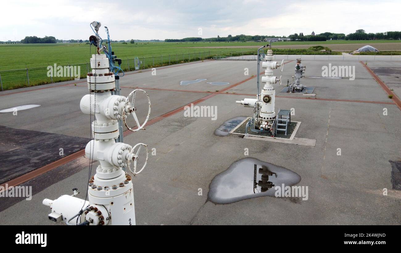 Trois robinets de gaz fermés provenant d'un site d'extraction de gaz du champ gazier de Groningen, près du village de Loppersum, dans la partie nord des pays-Bas. Banque D'Images