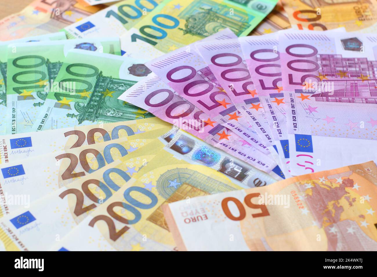 Historique des billets en euros. Papier européen texture argent avec des factures de 50, 100, 200 et 500 euros. Banque D'Images