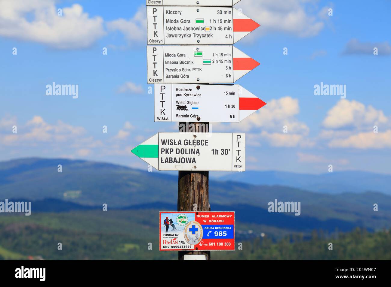 WISLA, POLOGNE - 12 JUIN 2022 : marqueurs de sentiers de randonnée dans la chaîne de montagnes de Beskid Slaski (Beskids de Silésie) au sommet de la montagne de Stozek près de Wisla, Polan Banque D'Images