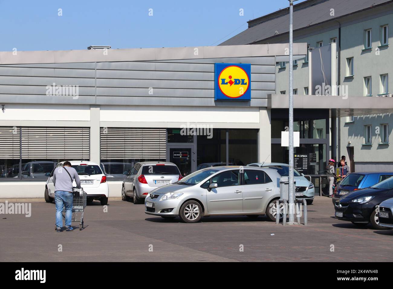 CHORZOW, POLOGNE - 7 AVRIL 2018: Les gens visitent le supermarché Lidl à Chorzow, Pologne. Lidl est présent dans 29 pays européens, avec plus de 500 locati Banque D'Images