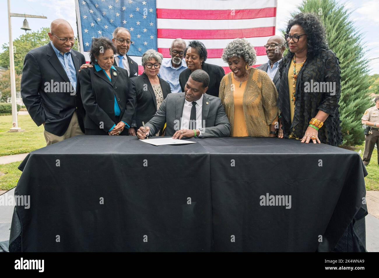 Warrenton, États-Unis d'Amérique. 24 septembre 2022. L'administrateur de l'EPA des États-Unis, Michael Regan, au centre, signe une déclaration créant le nouveau Bureau de la justice environnementale et des droits civils externes lors d'un événement au palais de justice du comté de Warren, à 24 septembre 2022, à Warrenton, dans le nord de CarolinaWarrenton, aux États-Unis d'Amérique. 24 septembre 2022. Banque D'Images