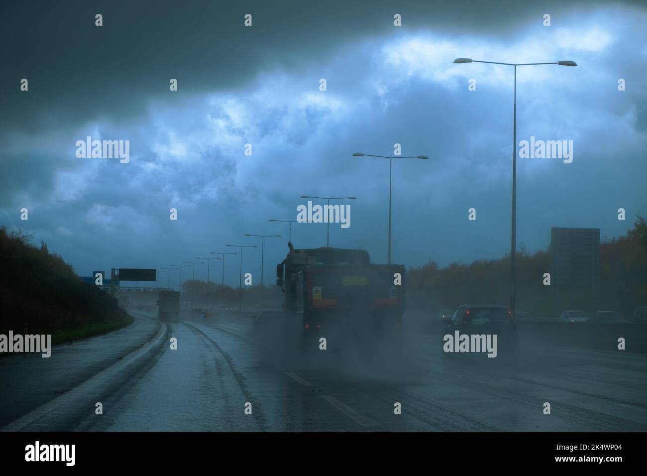 Forte pluie et mauvaise visibilité pour les voitures et les camions, rendant l'autoroute M25 particulièrement dangereuse pour la conduite, royaume-uni Banque D'Images