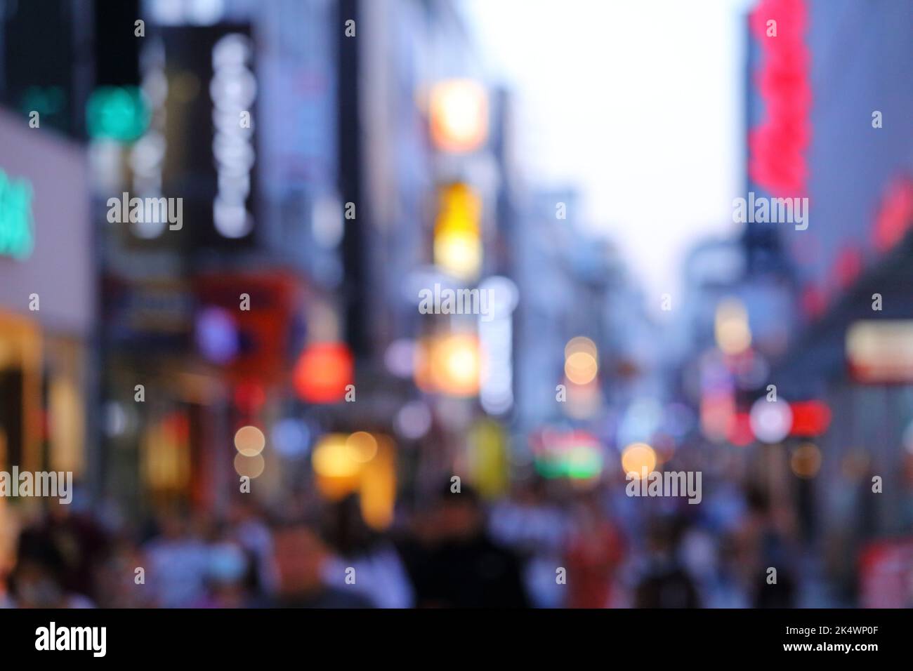 Néons City Lights - rue commerçante déféococtée dans la ville de Cologne, en Allemagne.Néons flous. Banque D'Images