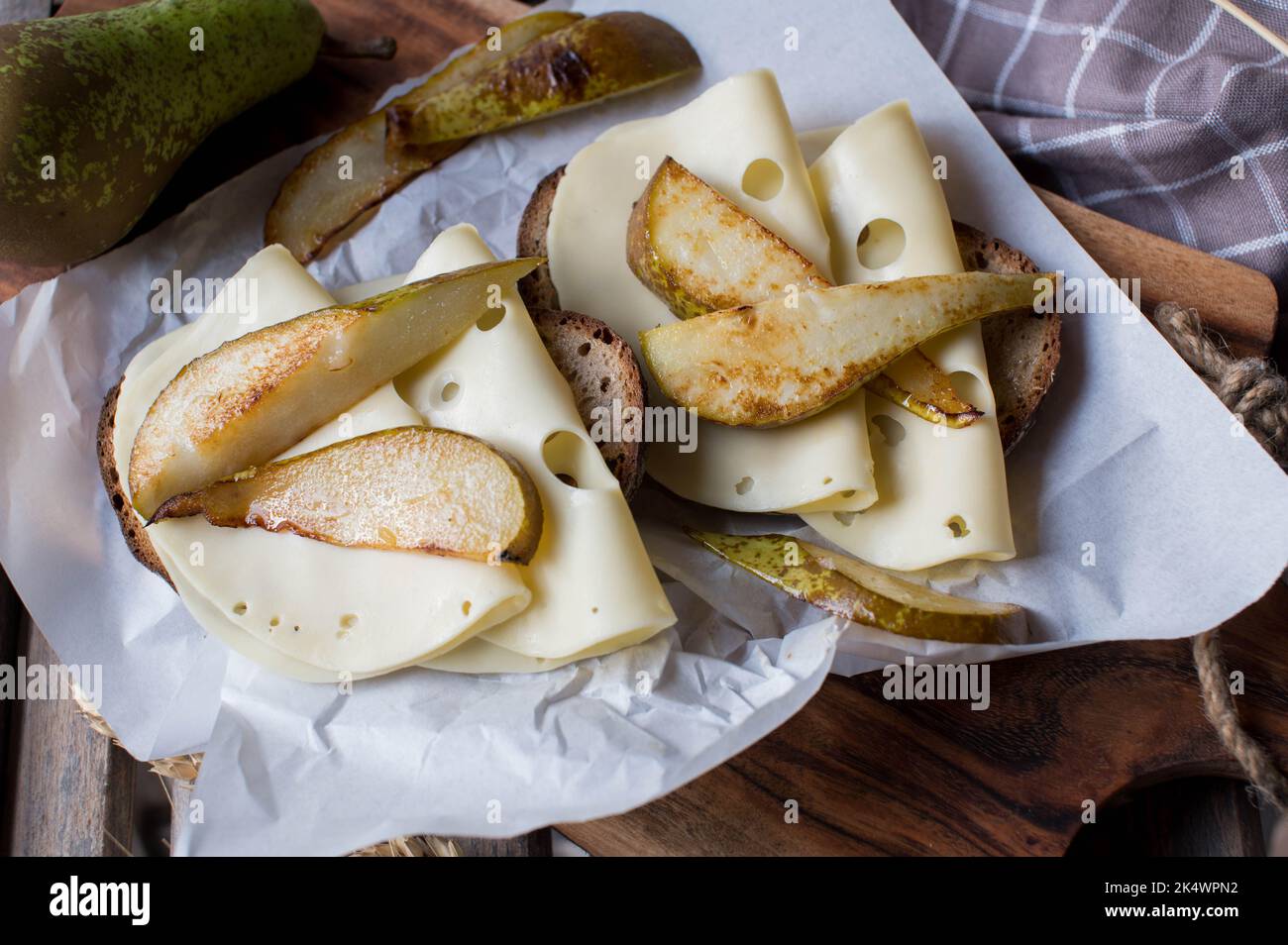 Sandwich au fromage avec du fromage edam et des poires rôties sur du pain au levain Banque D'Images