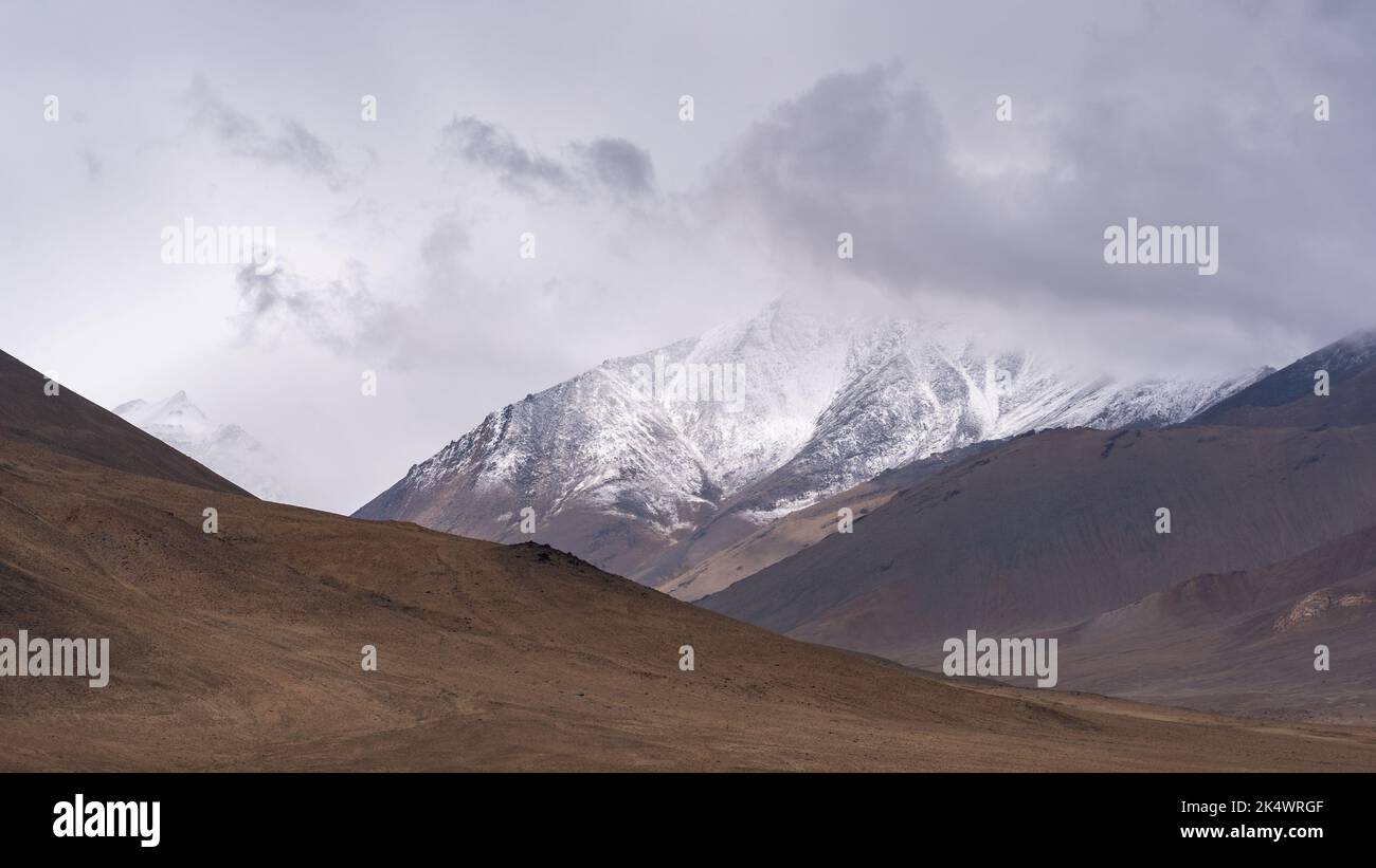 Paysage de montagne pittoresque de haute altitude avec de la neige fraîche par jour couvert le long de l'autoroute Pamir près du col Ak Baital, Murghab, Gorno-Badakshan, Tadjikistan Banque D'Images