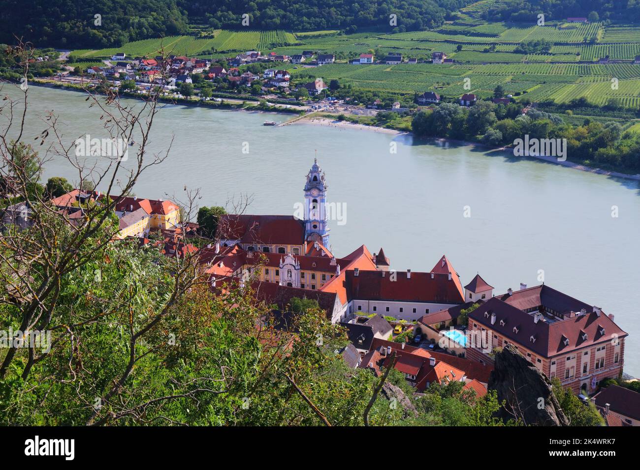 Durnstein, petite ville de la région autrichienne de Wachau. Vue sur la ville de Durnstein avec le Danube et les vignobles. Banque D'Images