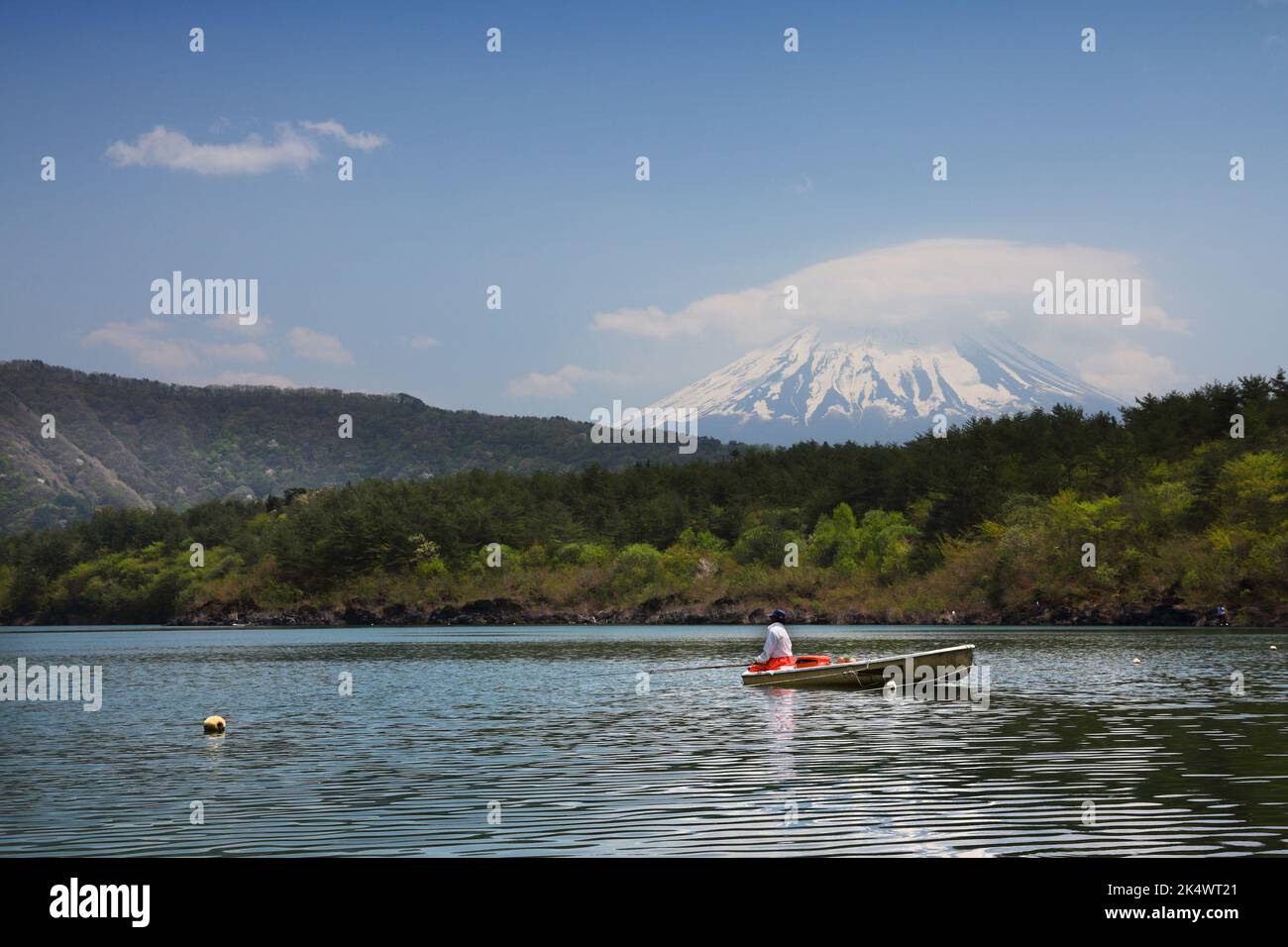 Mont Fuji au Japon. Vue sur le Mont Fuji depuis le lac Saiko, l'un des célèbres lacs Fuji Five. Banque D'Images