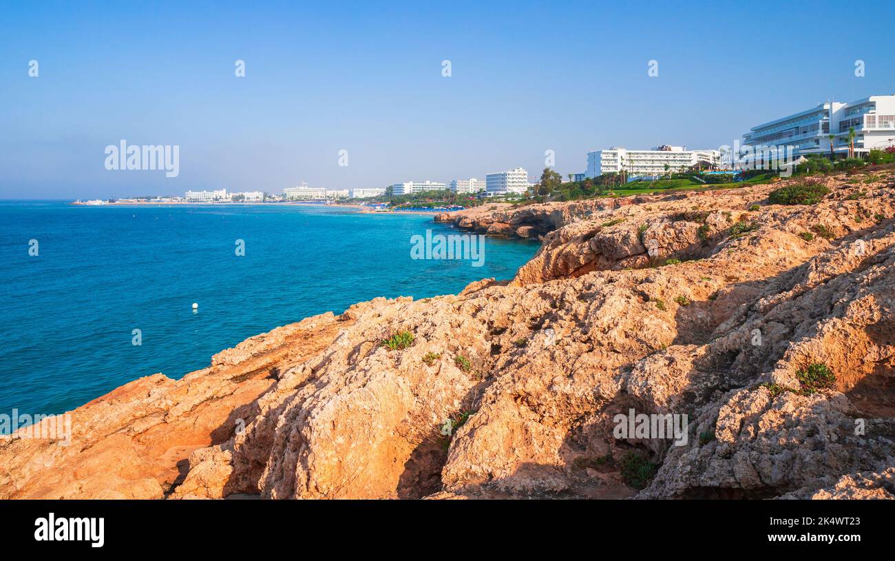 Paysage côtier panoramique de la ville de la station balnéaire d'Ayia Napa. Côte rocheuse de l'île de Chypre par une journée ensoleillée Banque D'Images