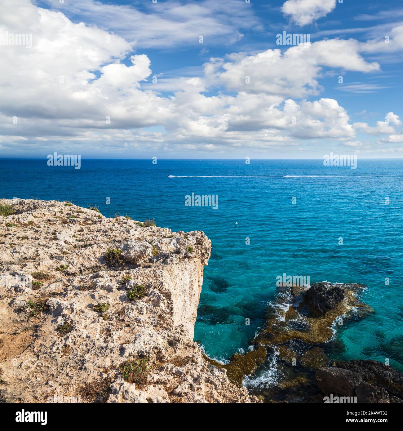 Vue sur la côte avec rochers et eau de mer sous ciel nuageux. Ayia Napa, île de Chypre. Photo de paysage carré Banque D'Images