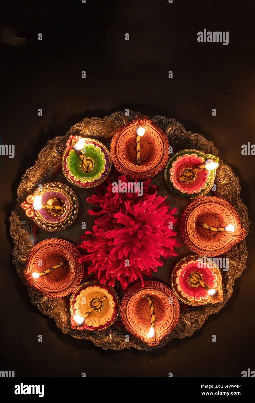 Deepavali Diwali, festival hindou des lumières. Lampe à huile de diya allumée sur Puja thali traditionnel, vue de dessus. Banque D'Images