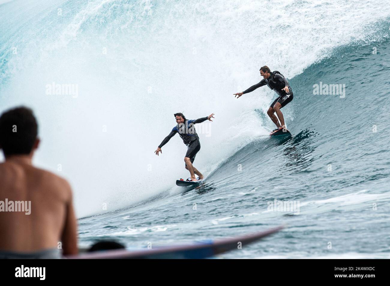 SURF les surfeurs de Tahiti Tikanui Smith et Tuhiti Haumani font le même surf à la vague au Teahupoo pendant une énorme vague sur 12 septembre 2014 à Teahupoo à Tahiti, Polynésie française - photo: Julien Girardot/DPPI/LiveMedia Banque D'Images