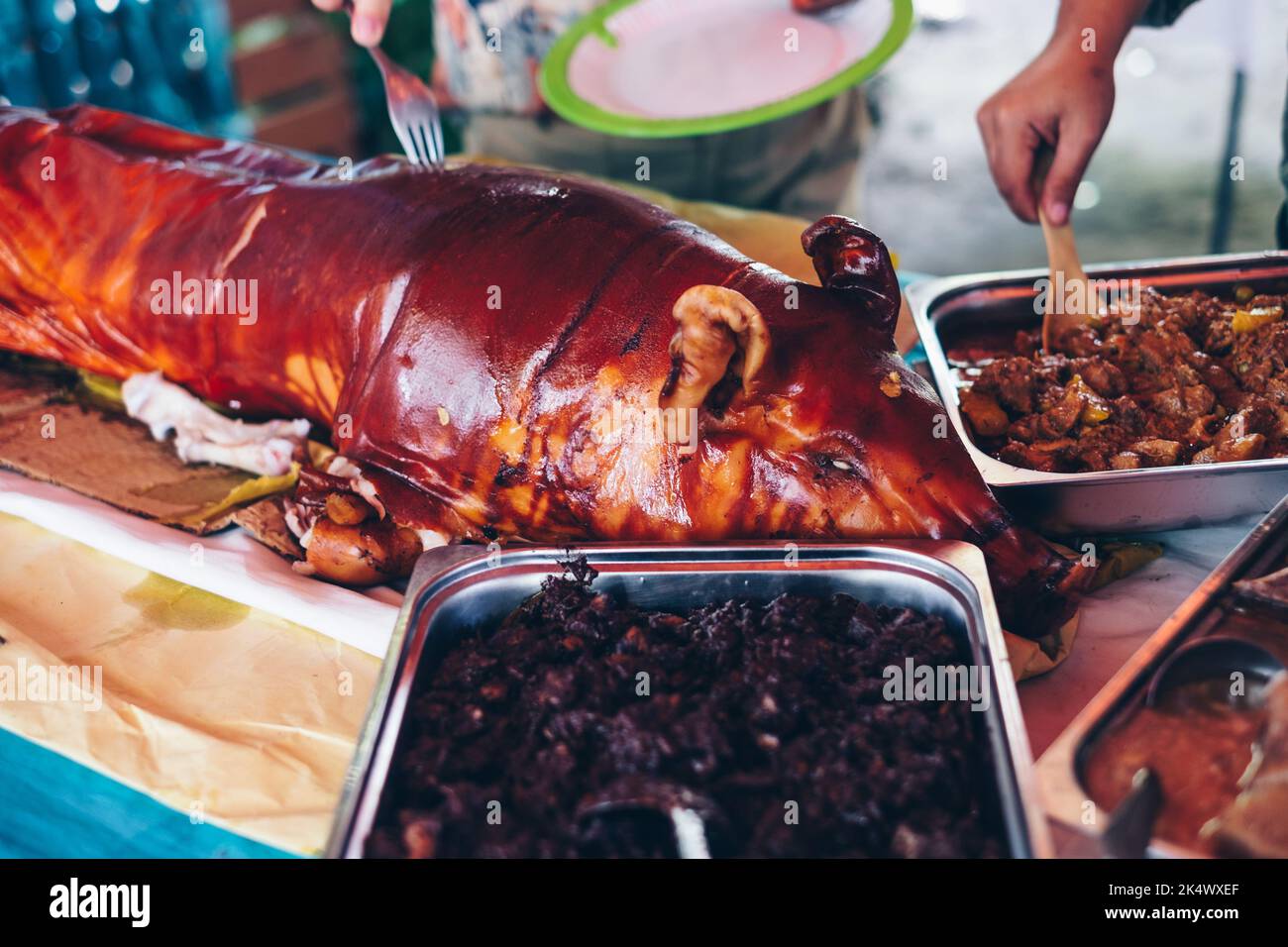 Table de buffet de la nourriture philippine comme le populaire et délicieux porc entier rôti ou 'lechon babouy' (au foyer), ragoût de sang de porc, etc Mise au point sélectionnée. Banque D'Images