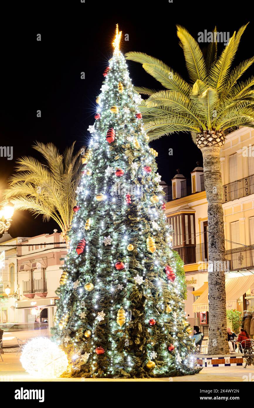 Arahal (Séville). Espagne. 14 décembre 2021. Sapin de Noël et décorations de Noël urbaines sur